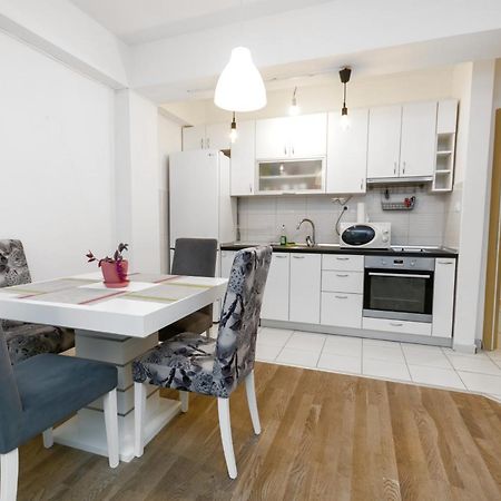One Bedroom Apartment With Private Parking Skopje Esterno foto