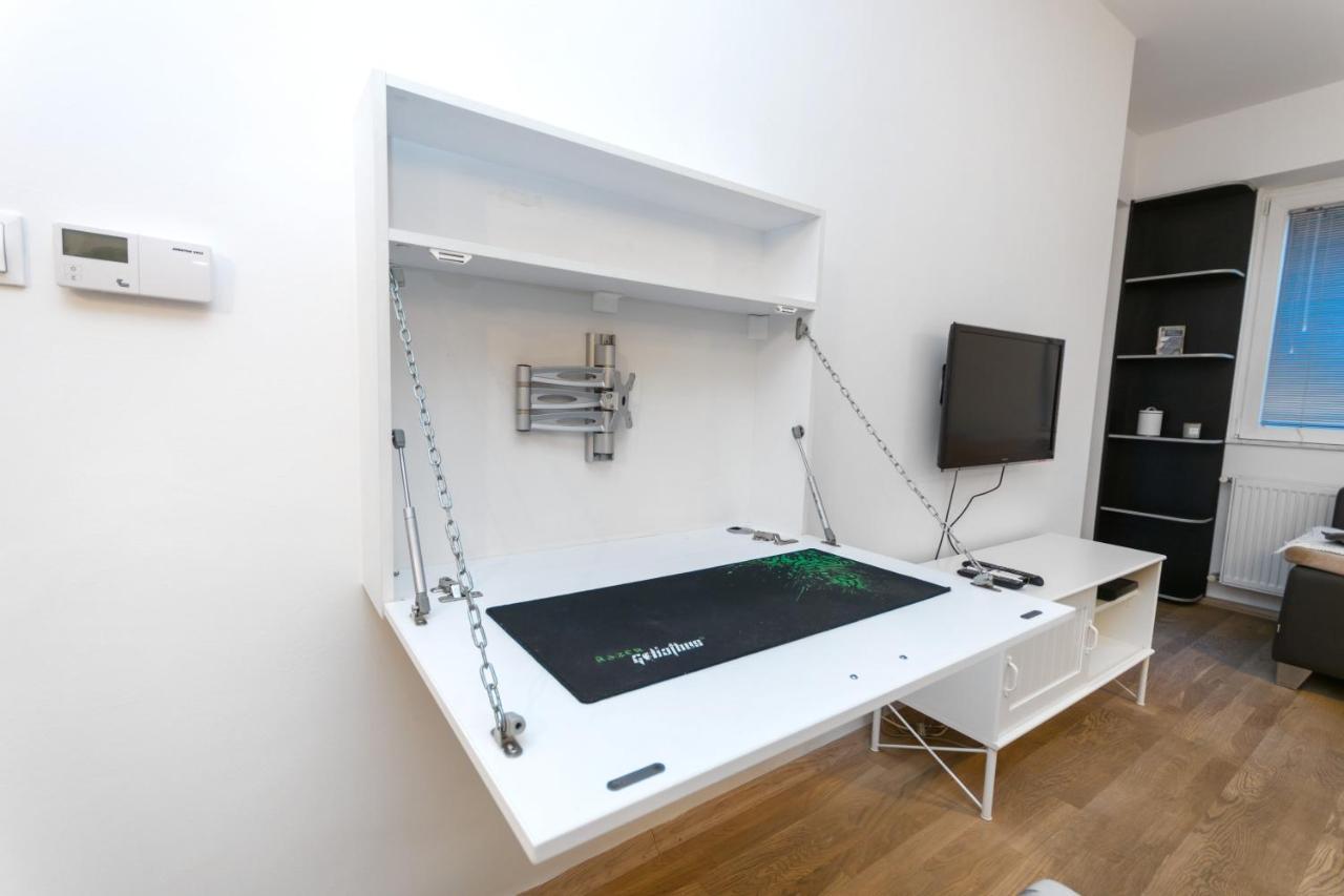 One Bedroom Apartment With Private Parking Skopje Esterno foto