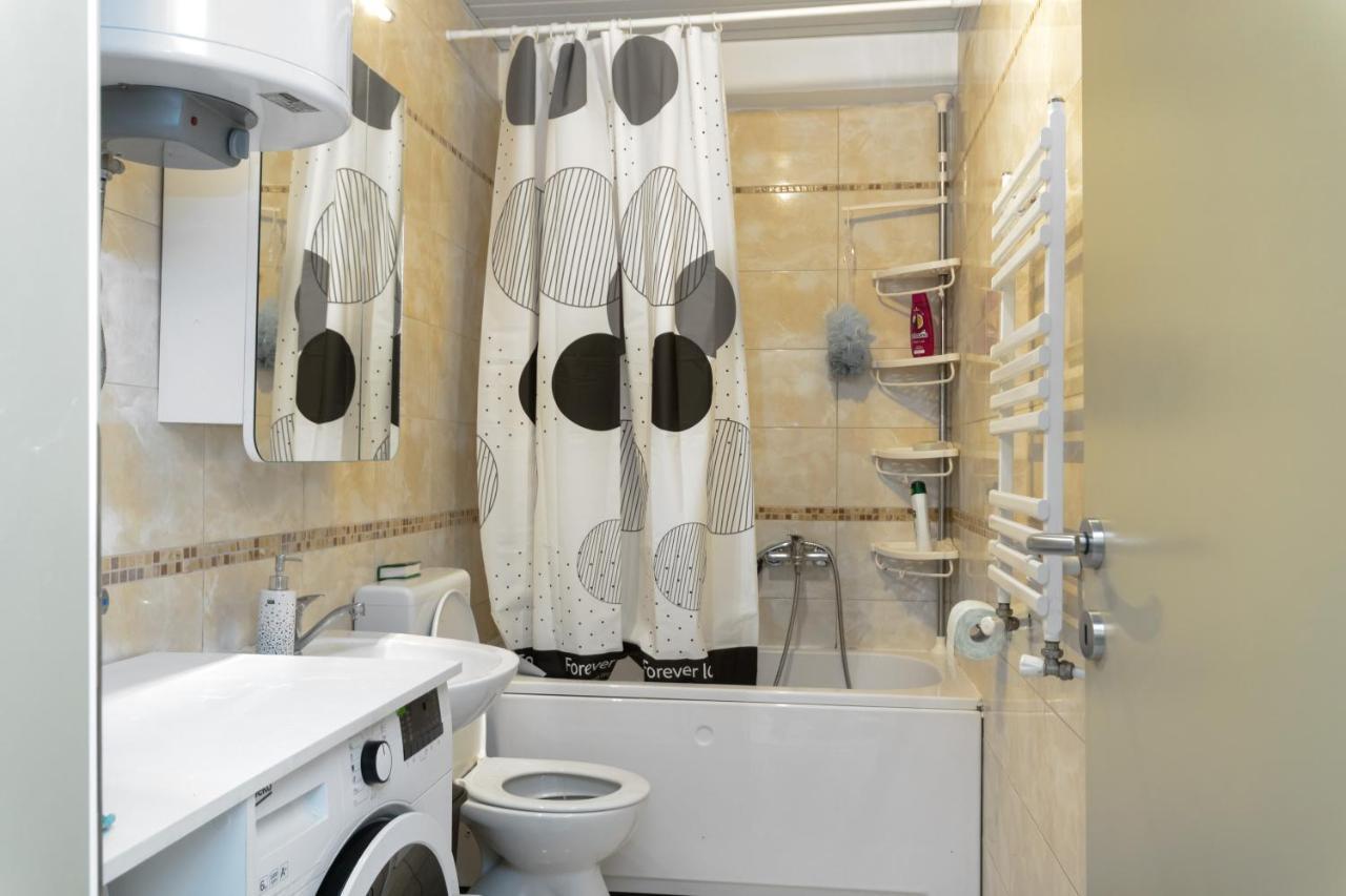 One Bedroom Apartment With Private Parking Skopje Esterno foto