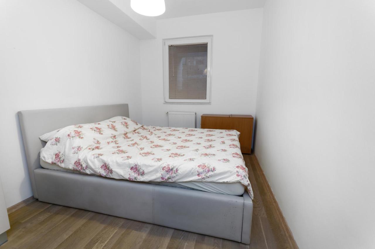 One Bedroom Apartment With Private Parking Skopje Esterno foto