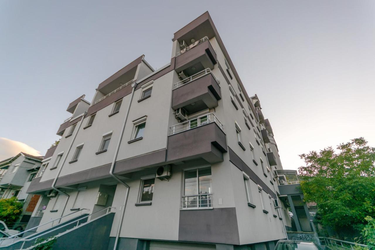 One Bedroom Apartment With Private Parking Skopje Esterno foto