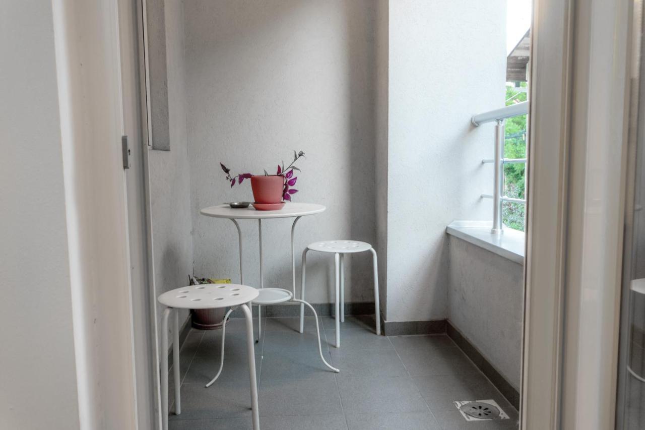 One Bedroom Apartment With Private Parking Skopje Esterno foto